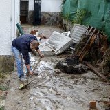 Un homme évacue lundi de la boue de sa maison à Aldea del Fresno.